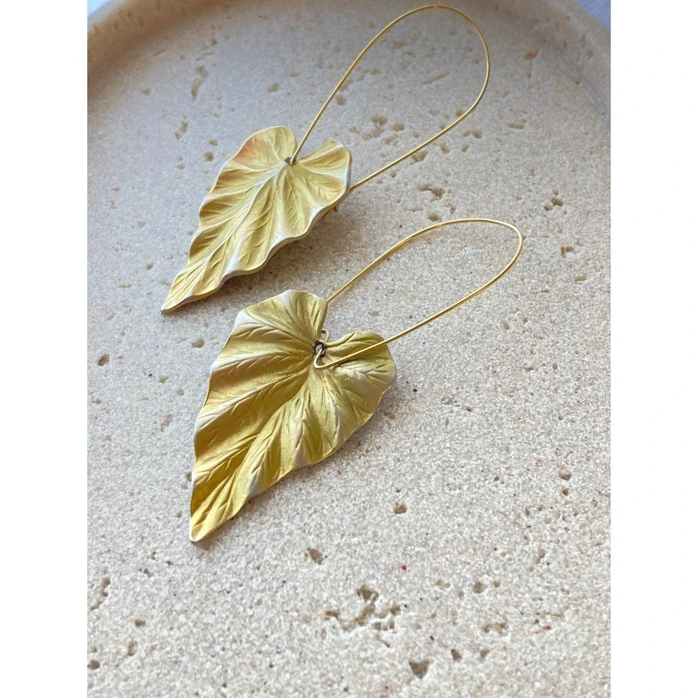 Gold Tone Leaf Dangle Earrings Tarnished Kidney Wire Botanical‎ Nature Statement